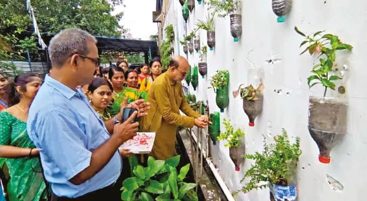 পরিবেশ বাঁচাতে ‘দেওয়াল বাগান’ নির্মাণ করছে মধ্যমগ্রাম পুরসভা