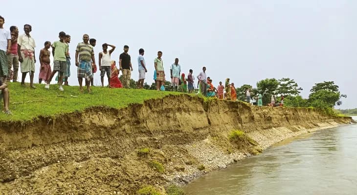 সঙ্কোশ নদীর ভাঙনে প্রমাদ গুনছেন পূর্ব ফলিমারিবাসী