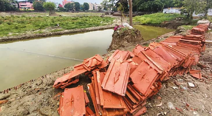 পোড়ামাটির টালি দিয়ে চলছে পুকুরের পাড় বাঁধাই, অভিনব উদ্যোগ কলকাতা পুরসভার