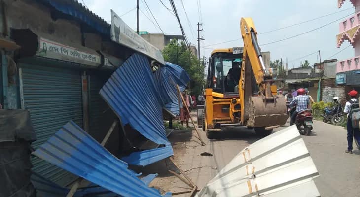 বারুইপুরের চম্পাহাটি পঞ্চায়েতের সাউথ গড়িয়া বটতলা থেকে চম্পাহাটি রেলগেট পর্যন্ত হকার উচ্ছেদ শুরু