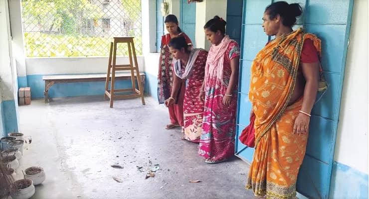 বারান্দায় ছড়িয়ে রয়েছে মদের ভাঙা বোতলের কাচের টুকরো, স্কুলে ছুুটি