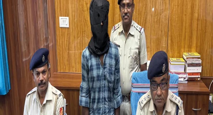 বহরমপুরে গ্রেপ্তার অস্ত্র কারবারি, ৩টি সেভেন এমএম পিস্তল, কার্তুজ ও ম্যাগাজিন উদ্ধার