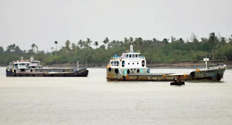 পাড়ের কাছাকাছি ঘেঁষতে পারবে না বাংলাদেশি জাহাজ, এক জায়গায় দাঁড়ানো যাবে না দীর্ঘক্ষণ