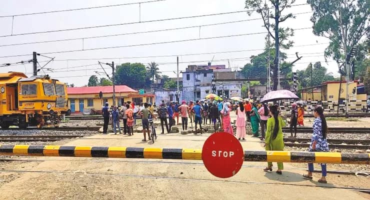বন্ধ রয়েছে বিকল্প আন্ডারপাসও মুরারইয়ে দু’ঘণ্টা বন্ধ লেভেল ক্রসিং