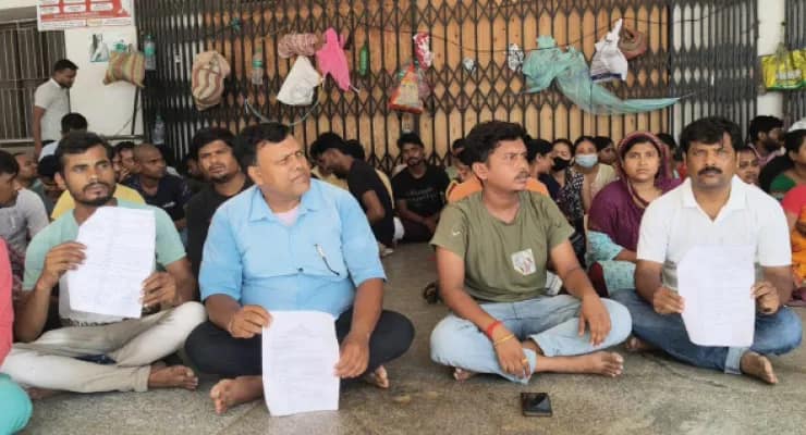 মালদহ মেডিক্যালে বেতনের দাবিতে অবস্থান বিক্ষোভ অস্থায়ী কর্মীদের, প্রভাব পরিষেবায়