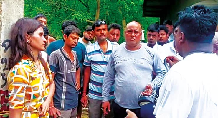 ঘাটালে ধারের টাকা চাওয়ায় শাস্তি,  বিদ্যুতের খুঁটিতে বেঁধে বিধবাকে বেধড়ক মার