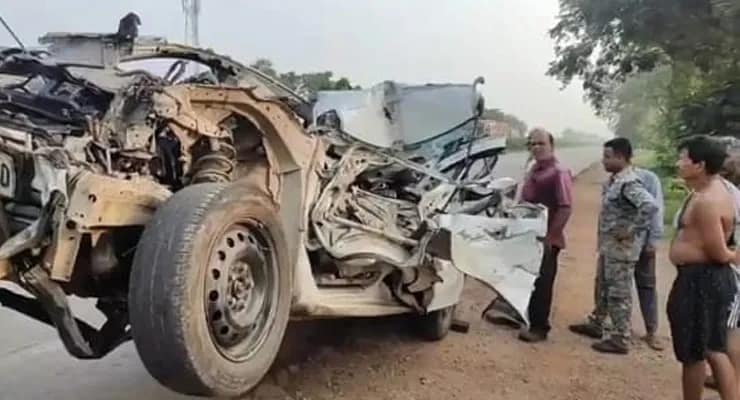 খড়্গপুর-বালেশ্বর ১৬ নম্বর জাতীয় সড়কের উপর সাঁকোয়া এলাকায় দুর্ঘটনার কবলে পড়ল একটি চারচাকা গাড়ি, জখম ১