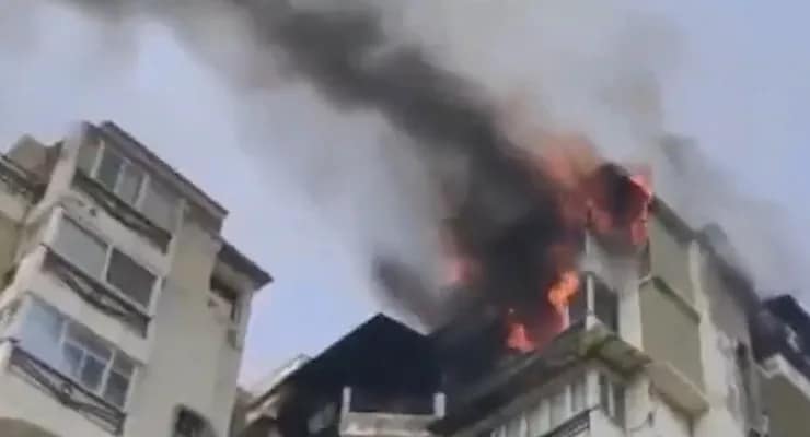 দিল্লির দ্বারকা সেক্টরে একটি বহুতলে অগ্নিকাণ্ড, অকুস্থলে দমকলের একাধিক ইঞ্জিন