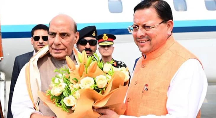 দেরাদুন বিমানবন্দরে প্রতিরক্ষামন্ত্রী রাজনাথ সিংকে স্বাগত জানালেন উত্তরাখণ্ডের মুখ্যমন্ত্রী পুষ্কর সিং ধামি
