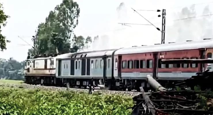 দিল্লিগামী রাধিকাপুর-আনন্দবিহার এক্সপ্রেসে ধোঁয়া, আতঙ্কে যাত্রীরা