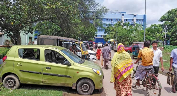 উলুবেড়িয়া: মেডিক্যাল কলেজ চত্বরে বেআইনি পার্কিং, পুলিসের বিরুদ্ধে অসহযোগিতার অভিযোগ