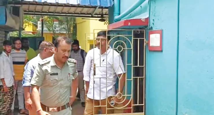 তল্লাশি শেষে তৃণমূল নেতার লেখা কবিতার বই নিয়েই ফিরল কাস্টমস