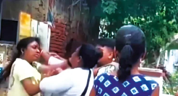 পানিহাটির তৃণমূল কাউন্সিলারের সঙ্গে  চুলোচুলি নার্সিং পড়ুয়ার, দর্শক পথচারী