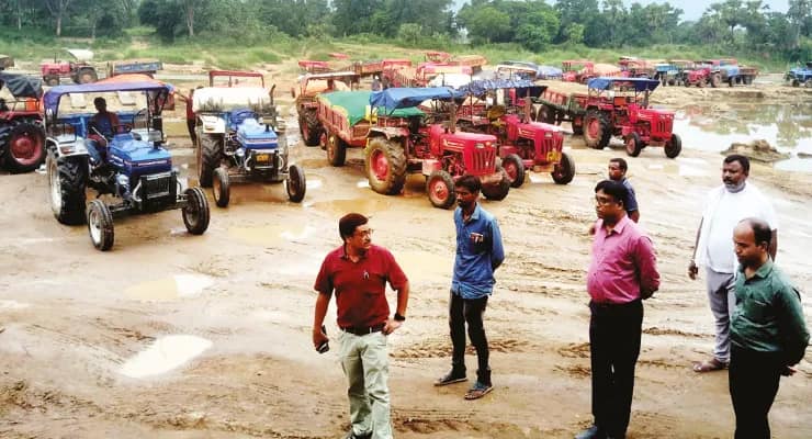 পুরুলিয়া: মোড়ে মোড়ে ভাড়াটে লোক, বালিঘাটগুলিতে অভিযানে গিয়ে নাস্তানাবুদ অফিসাররা