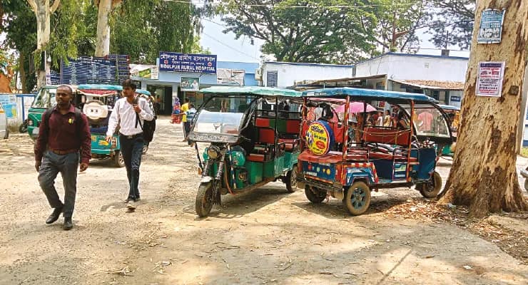 মৌলপুর হাসপাতালের ভিতরে গড়ে উঠেছে টোটো ‘স্ট্যান্ড’, ক্ষুব্ধ রোগীরা