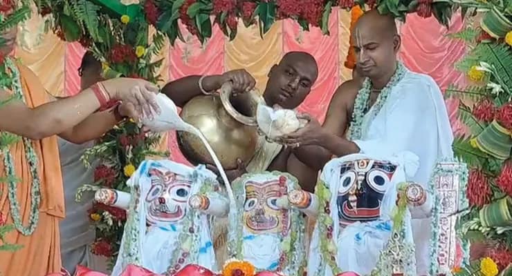 নদীয়ার হবিবপুর ইসকন মন্দিরে চলছে জগন্নাথ দেবের স্নানযাত্রা