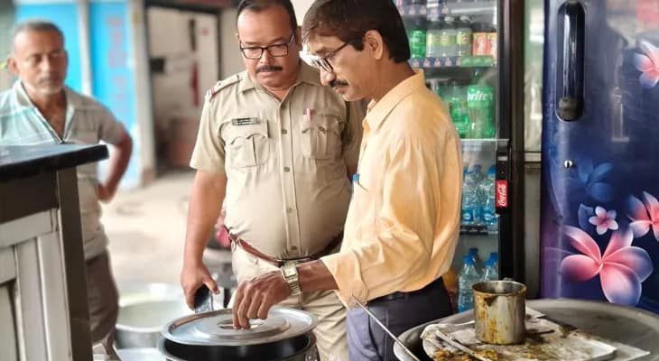 ময়নাগুড়ি শহরের নতুন বাজারে চলছে ক্রেতা সুরক্ষা দপ্তর ও খাদ্য সুরক্ষা দপ্তরের অভিযান