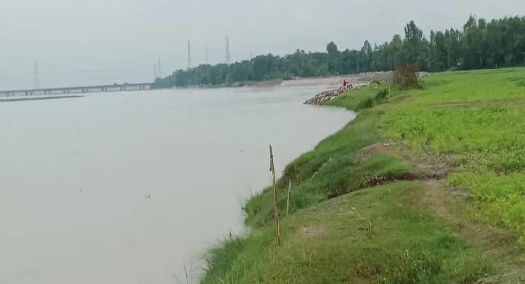 বাঁধের কাজ অসম্পূর্ণ, ভাঙনের আশঙ্কায় ময়নাতলির বাসিন্দারা
