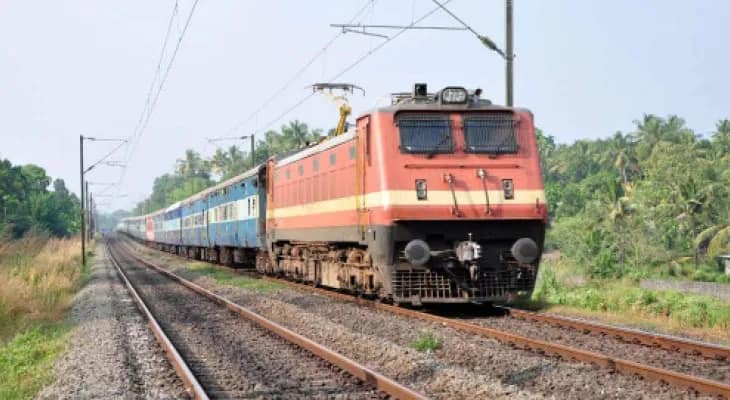 শ্রাবণী মেলায় ভিড় সামাল দিতে উত্তরপূর্ব সীমান্ত রেলের তিন জোড়া স্পেশাল ট্রেন