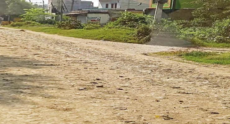মাটি পড়ে রঘুনাথপুর-চেলিয়াম রাজ্য সড়ক বিপজ্জনক হয়ে উঠেছে, ব্যবস্থা গ্রহণের দাবি