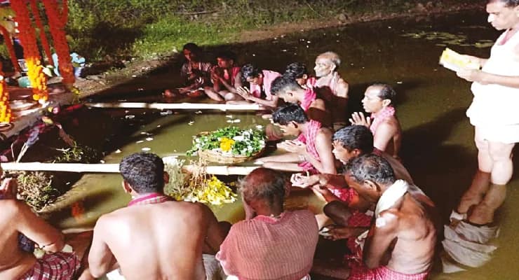 আউশগ্রাম-২ ব্লকের পরিশা গ্রামে ধর্মরাজের গাজনে মেতে বাসিন্দারা