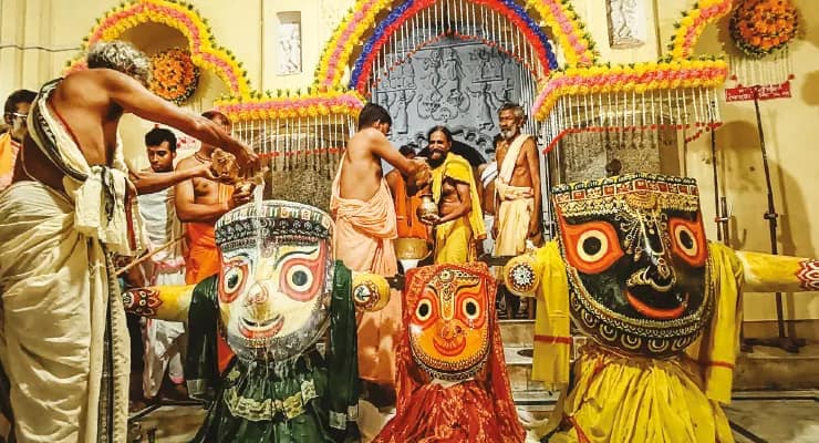 গোপীবল্লভপুরে রাধাগোবিন্দ জিউ মন্দিরে জগন্নাথদেবের স্থানযাত্রায় ভিড় উপচে পড়ল