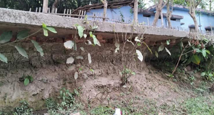 রতুয়ায় ‘ঝুলছে’ রাস্তা, ঝুঁকির যাত্রা বাসিন্দাদের