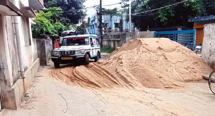 বারুইপুর হাসপাতালে যাওয়ার পথে যত্রতত্র পড়ে ইমারতি দ্রব্য