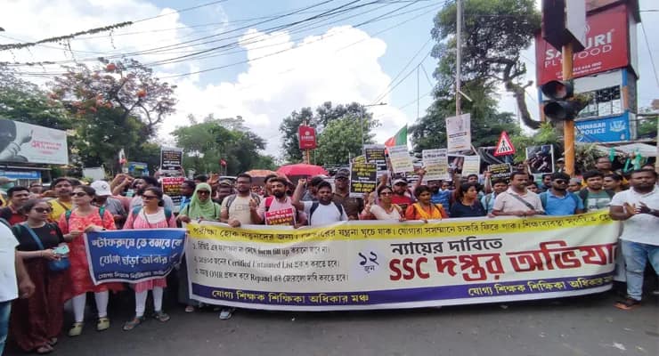 করুণাময়ী থেকে এসএসসি ভবনের উদ্দেশে মিছিল চাকরিহারাদের