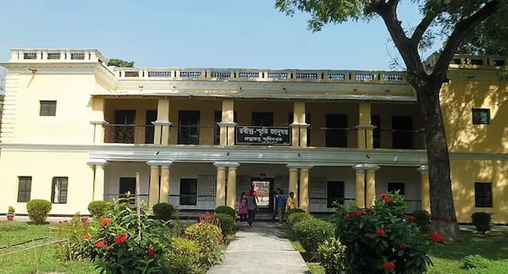 কবিগুরু রবীন্দ্রনাথ ঠাকুরের পৈতৃক বাড়িতে হামলা চালাল দুষ্কৃতীরা