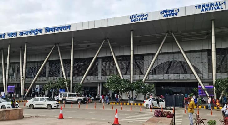 যানজটের কারণে বিমানবন্দরে যেতে দেরি, রক্ষা মহিলার