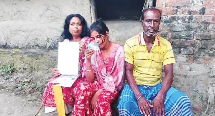 জীবিত হয়েও সরকারিভাবে ‘মৃত’! রেশন না পেয়ে বিপাকে পরিবার