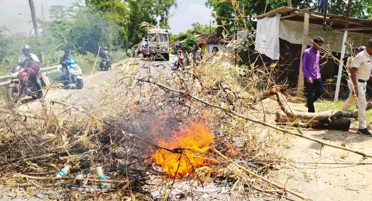 কংক্রিটের সেতু তৈরির দাবিতে আগুন জ্বালিয়ে রাস্তা অবরোধ