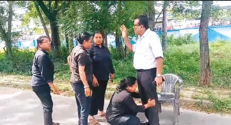 চাকরি বাঁচাতে রেজিস্ট্রারের পা ধরে অঝোরে কান্না কল্যাণী বিশ্ববিদ্যালয়ের মহিলা নিরাপত্তারক্ষীদের