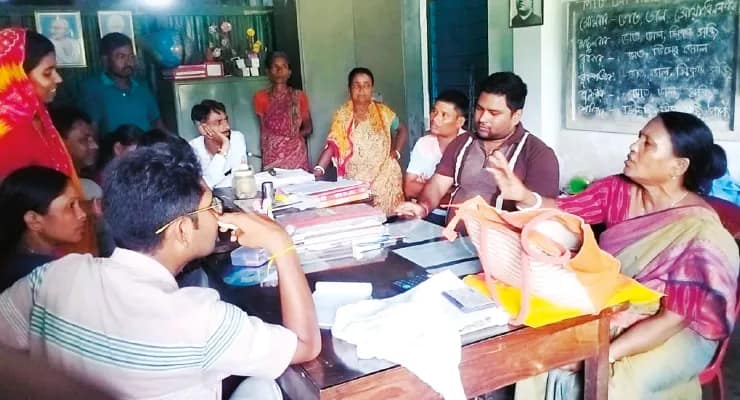 পূর্ব বাইশগুড়ি প্রাথমিক বিদ্যালয়ে বেলা ১২টাতেও দেখা নেই শিক্ষিকাদের, ক্ষোভ