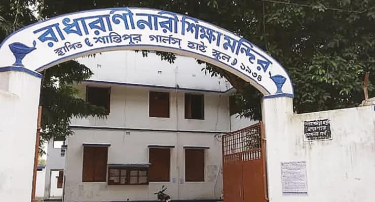 নিয়ম মেনে সকাল ১০টা ৪০ মিনিটে গেট বন্ধ, স্কুল গেট খোলাতে শান্তিপুরের বিধায়কের দ্বারস্থ অভিভাবকরা