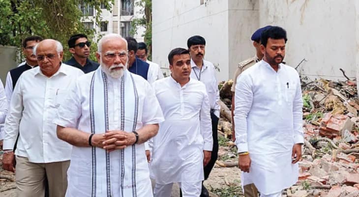দুর্ঘটনাস্থলে মোদি, সাক্ষাৎ রূপানির পরিবারের সঙ্গেও