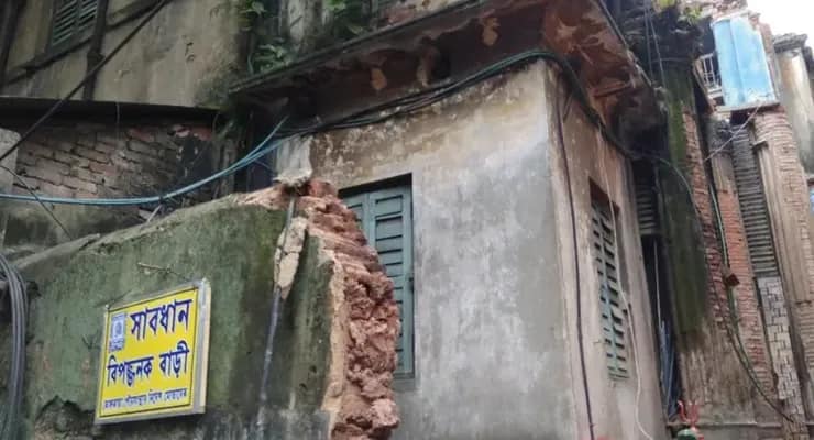 কেন ভাঙা যাচ্ছে না বিপজ্জনক বাড়ি, ব্যানার লাগাবে পুরসভা