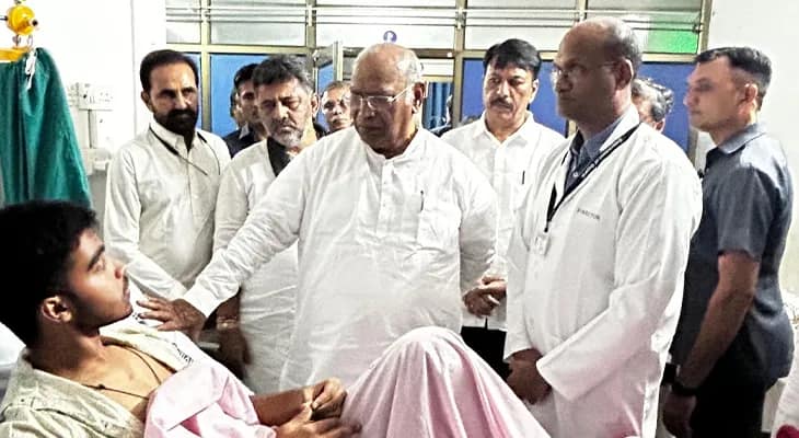 বিমান দুর্ঘটনা: সিভিল হাসপাতালে গিয়ে আহতদের সঙ্গে দেখা করলেন মল্লিকার্জুন খাড়্গে