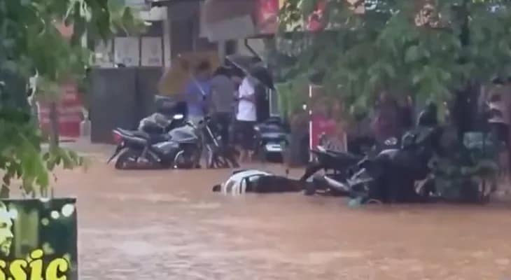 কর্ণাটকের ম্যাঙ্গালুরুতে ভারী বৃষ্টির জেরে জলমগ্ন একাধিক এলাকা
