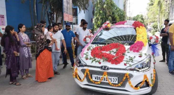 সদ্যোজাত কন্যাকে নিয়ে চাঁচল ১ ব্লকে শোভাযাত্রা বাবার