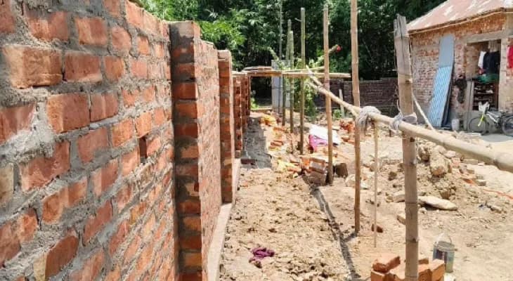 চাঁচলের গৌরীপুরে সরকারি জমি দখল করে নির্মাণ