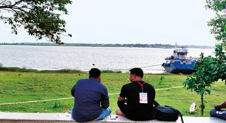 রাজ্য সম্মেলন ছেড়ে প্রতিনিধিরা ঝাঁক  বেঁধে ঘুরে বেড়ালেন হলদি নদীর তীরে