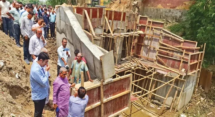ঘাটালে স্লুইস গেটগুলির কাজের  গতিপ্রকৃতি পরিদর্শন সেচমন্ত্রীর