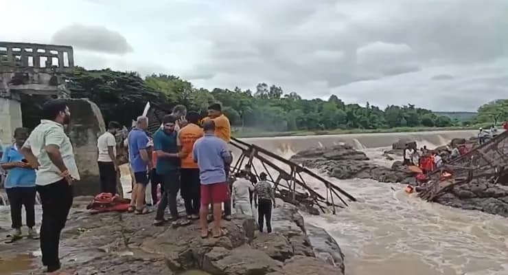 ইন্দ্রায়ণী নদীতে ব্রিজ ভেঙে একাধিক মৃত্যুর ঘটনায় শোকপ্রকাশ মহারাষ্ট্রের মুখ্যমন্ত্রী দেবেন্দ্র ফড়নবিশের