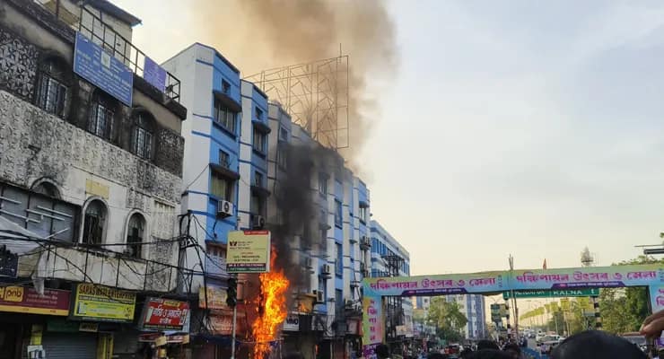 বর্ধমান পুরসভার সামনে দোকানে আগুন