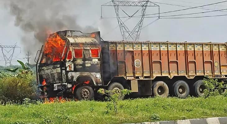 স্কুলছাত্রীকে পিষে দিল বালি বোঝাই লরি, ইটলায় তীব্র উত্তেজনা, আগুন