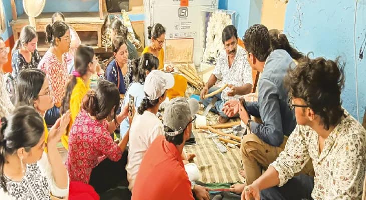মঙ্গলকোটে শোলাশিল্পকে ফ্যাশন জগতে ব্যবহার করতে প্রশিক্ষণ পড়ুয়াদের, কর্মশালা বনকাপাশিতে