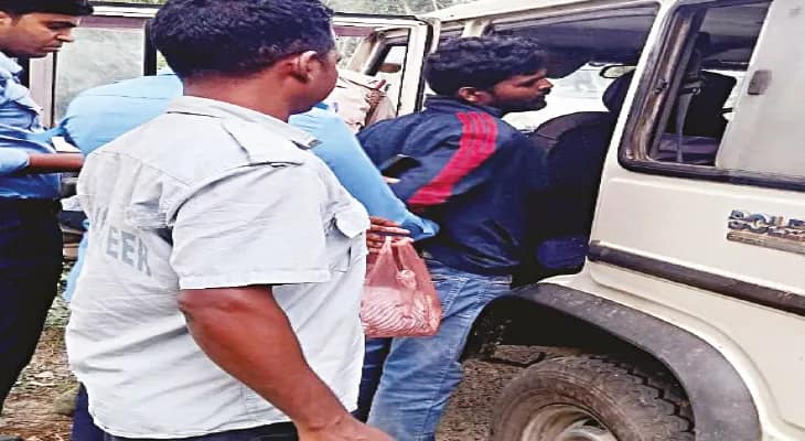 বাংলার বাড়ির টাকা হাতাতে বৃদ্ধাকে খুনের চেষ্টা, যুবককে গাছে বেঁধে পুলিসে দিল জনতা
