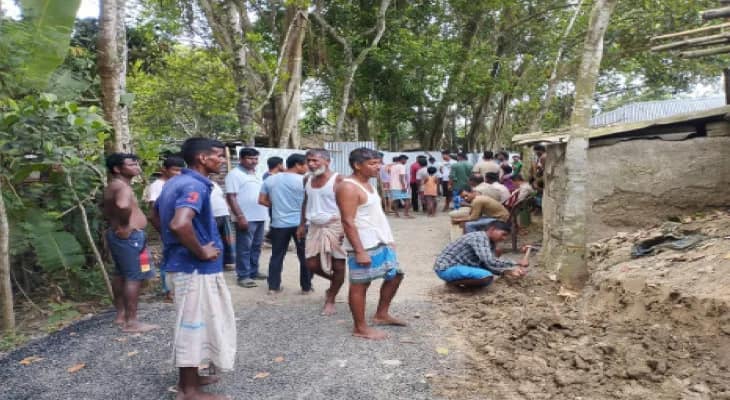 নিম্নমানের রাস্তা, রামপুরে ব্যাপক বিক্ষোভ